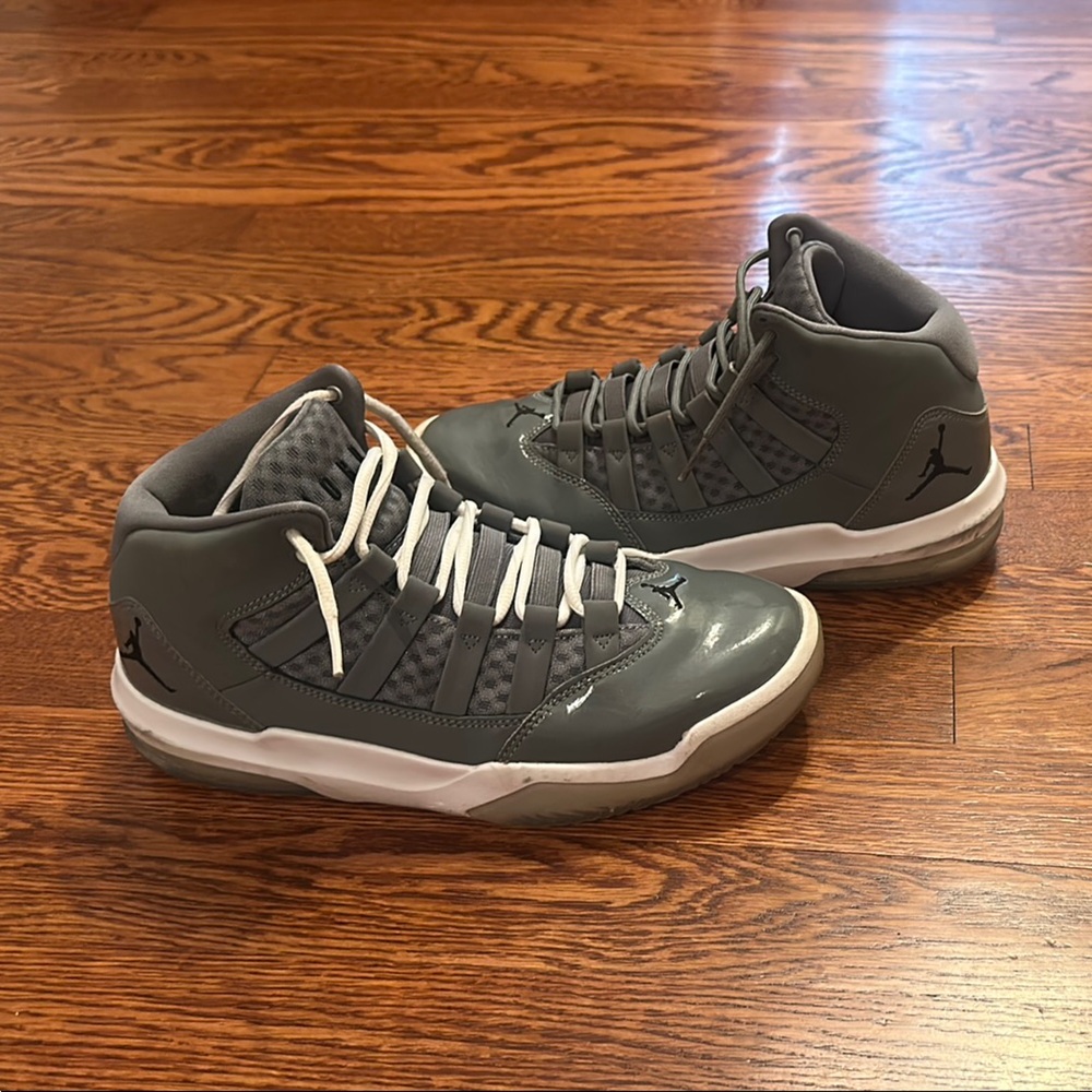 Nike Jordan Max Aura Cool Grey - Size 7.5 Men’s Sneaker